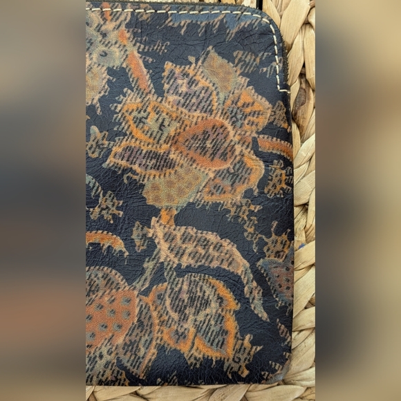 Patricia Nash Cassini wristlet clutch - Picture 3 of 16